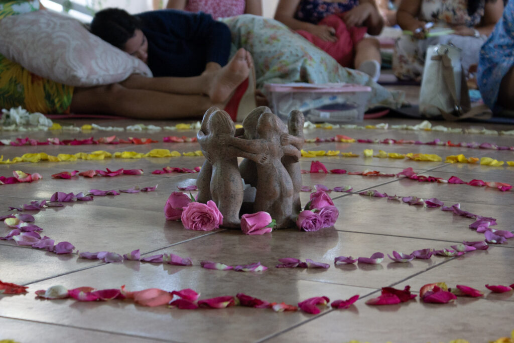 Floreciendo en un círculo de mujeres; crónica la reconexión con la energía femenina