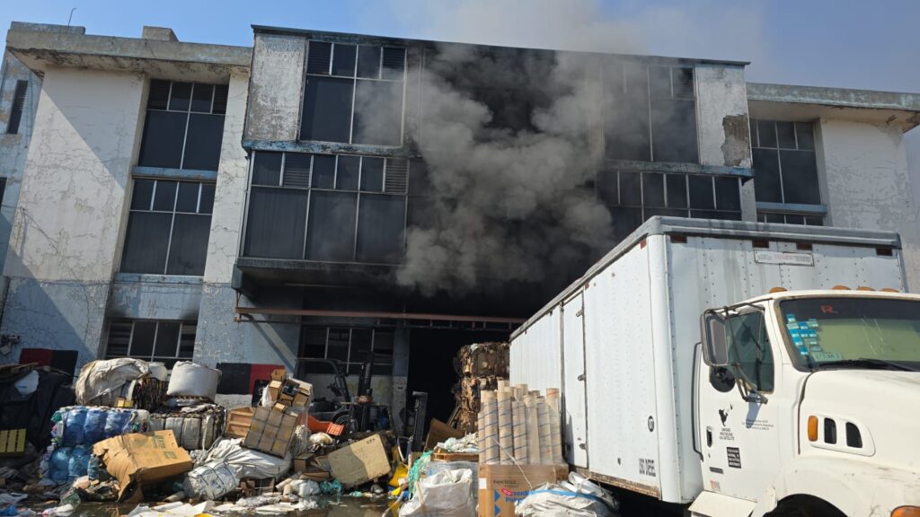 Bomberos de Tlalnepantla sofocan incendio en cartonera