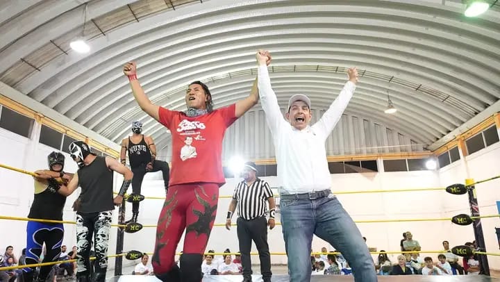 Paco Santos lleva a cabo función de lucha libre en San Martin Tepetlixpan