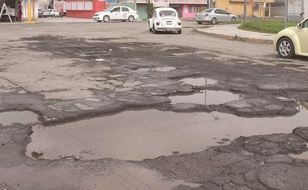 ¿Quién paga los daños ocasionados a tu auto por un bache en Edomex?