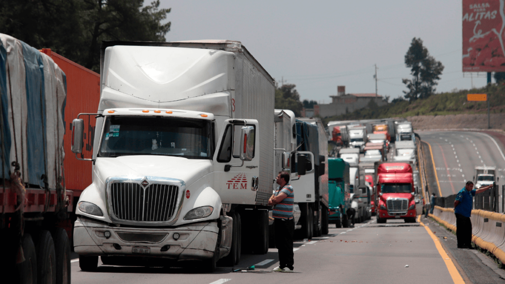 Transportistas amagan con bloqueo el lunes en la México-Querétaro