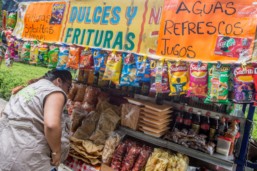 Prohíbe SEP venta de comida chatarra para todos los niveles educativos