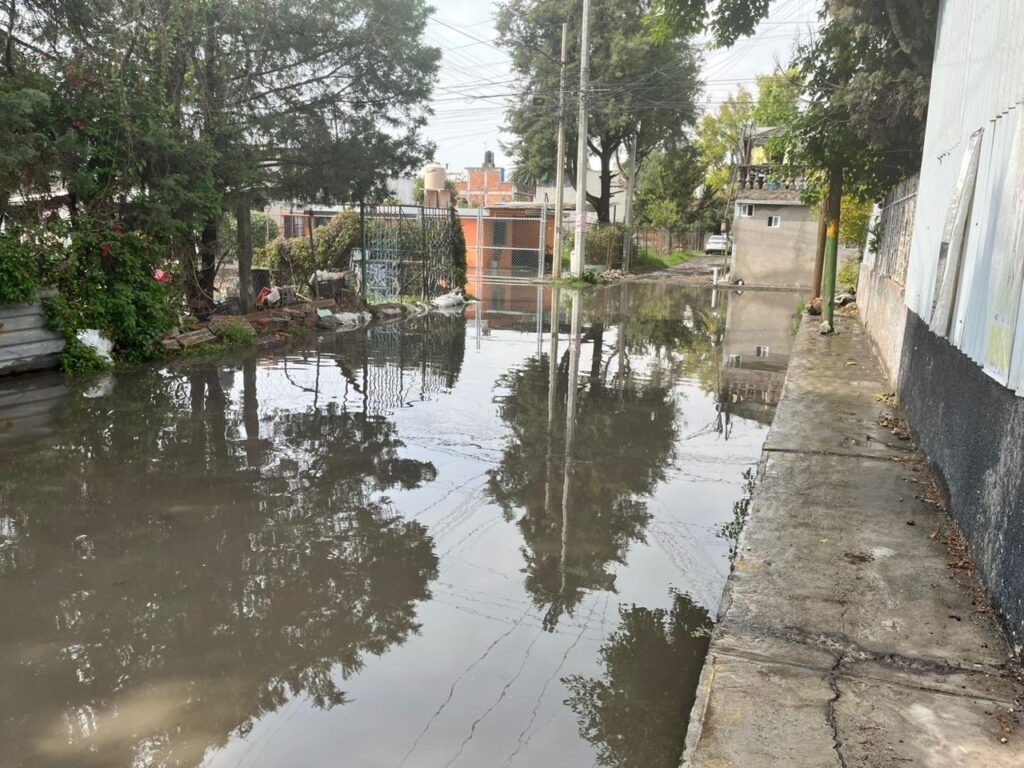 “Aguas negras inundaron nuestras calles”, denuncian vecinos del pueblo de Santa Bárbara